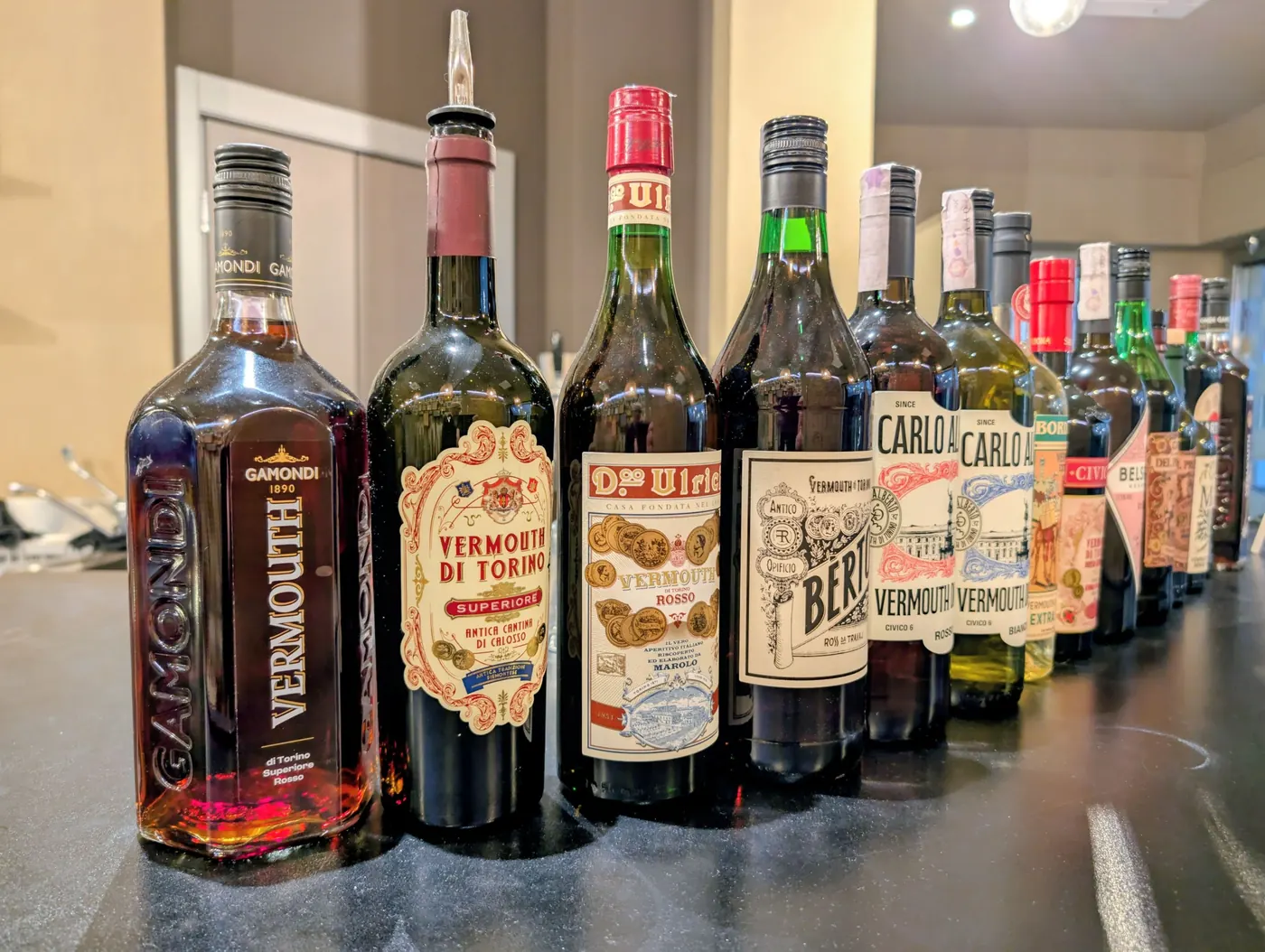 Le bottiglie di vermouth della carta